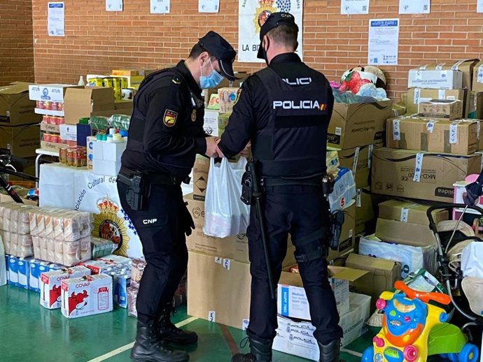 La Policía Nacional recoge entre sus agentes tres toneladas de alimentos y juguetes en una campaña solidaria en Málaga