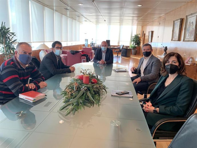 El conseller de Turismo, Iago Negueruela, durante un encuentro con patronales y sindicatos en Ibiza