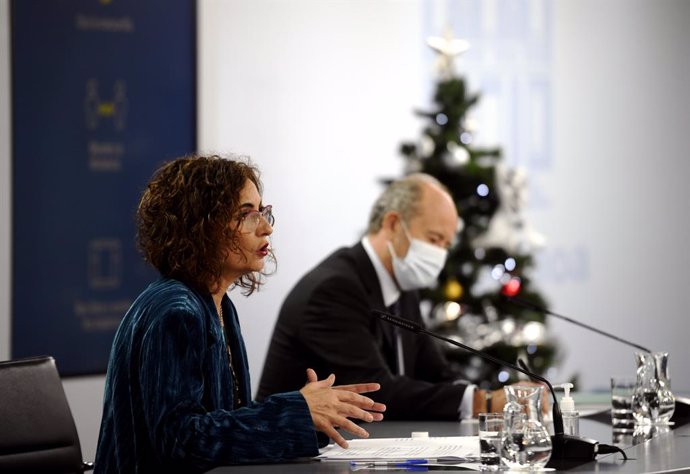 La ministra portavoz y de Hacienda, María Jesús Montero (i), y el ministro de Justicia, Juan Carlos Campo (d), comparecen en rueda de prensa posterior al Consejo de Ministros celebrado en Moncloa, en Madrid (España), a 15 de diciembre de 2020.