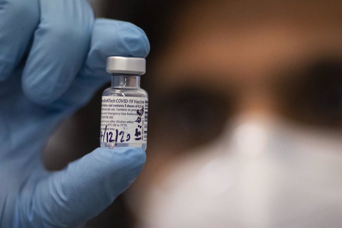 14 December 2020, England, London: A dose of the Pfizer/BioNtech covid-19 vaccine at the Hurley Clinic, as hundreds of Covid-19 vaccination centres run by local doctors begin opening across England. Photo: Aaron Chown/PA Wire/dpa