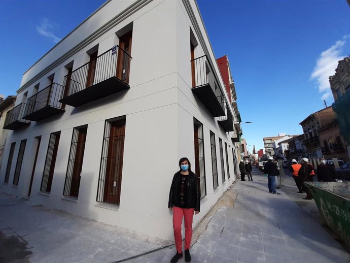 La Concejala De Servicios Sociales Del Ayuntamiento De Valncia, Isabel Lozano, Visita Las Obras La Escuela De Segunda Oportunidad Del Cabanyal
