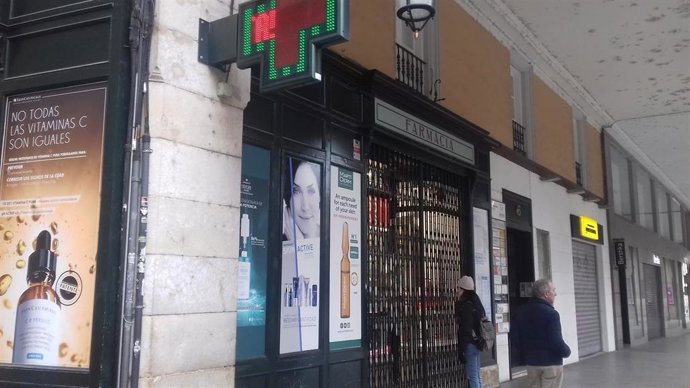 Una farmacia atiende a clientes durante la crisis sanitaria del COVID-19.