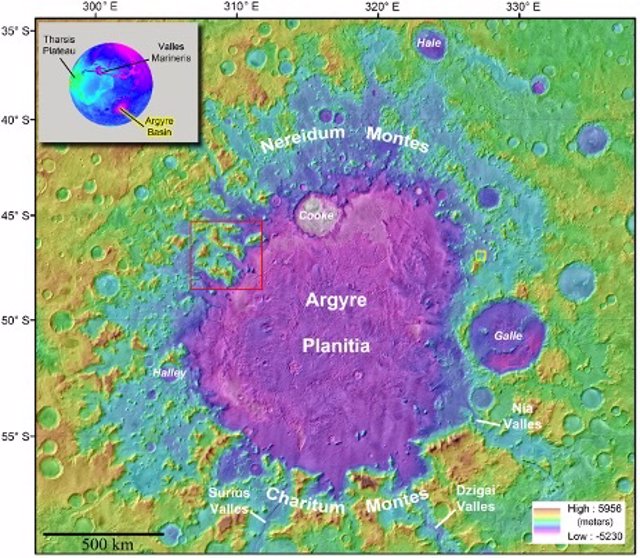 Vista regional de la cuenca de Argyre en Marte. Este estudio se centra en el mapeo de los VFF dentro de una subregión de Nereidum Montes en el noroeste de Argyre (recuadro rojo).