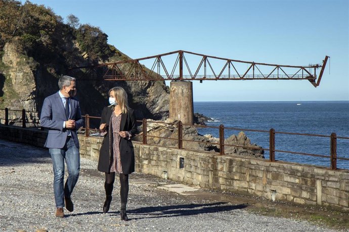 El vicepresidente de Cantabria y la alcaldesa de Castro Urdiales visitan el Cargadero de Dícido
