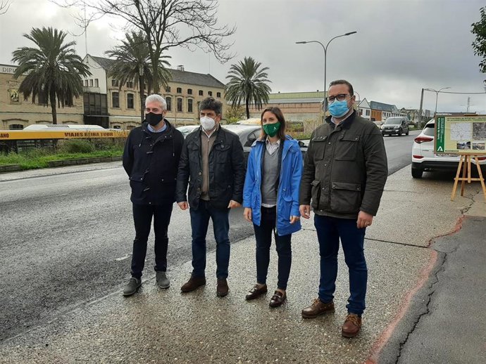 El alcalde de Montilla, Rafael Llamas, y Casanueva (centro), en la visita a la carretera autonómica donde se interviene.
