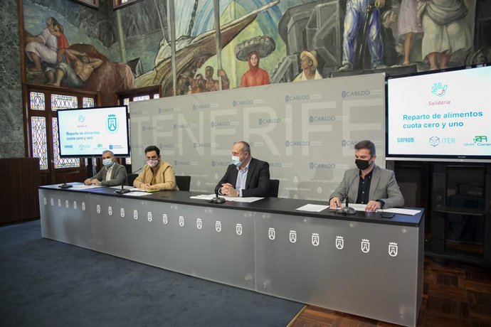 El consejero de Participación Ciudadana del Cabildo de Tenerife, Nauzet Gugliotta, y el vicepresidente del Cabildo, Enrique Arriaga (en el centro), en la presentación de la campaña de distribución de productos frescos