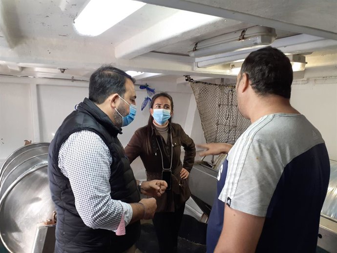 Aranzazu Martín dialoga con representantes del sector de arrastre en Carboneras (Almería)