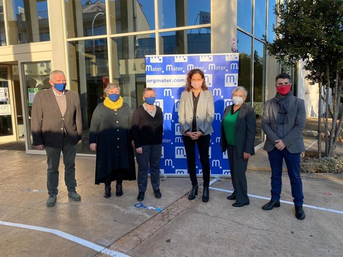 La presidenta del Consell de Mallorca, Catalina Cladera, con Javier de Juan y representantes de Mater.