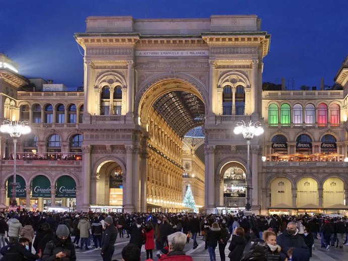 Personas paseando en Milán