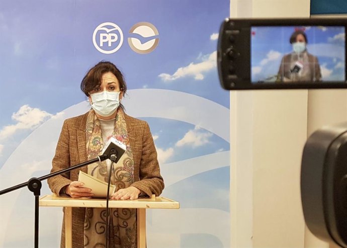 La portavoz del PP en la Diputación de Córdoba, María Luisa Ceballos, en la sede el PP de Priego de Córdoba, en una imagen de archivo.