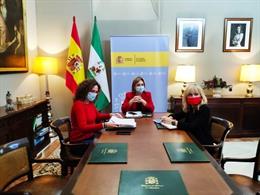 Imagen del encuentro de este martes de la secretaria general de CCOO-A, Nuria López, la delegada del Gobierno en Andalucía, Sandra García, y la secretaria general de UGT-A, Carmen Castilla.
