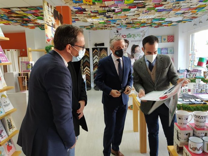 El delegado de Empleo, Formación, Trabajo Autónomo, Transformación Económica, Industria, Conocimiento y Universidades de la Junta de Andalucía en Córdoba, Ángel Herrador (dcha.), en su visita a la Fundación Prode