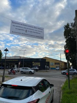 Cartel reivindicativo en Gines en defensa del semáforo