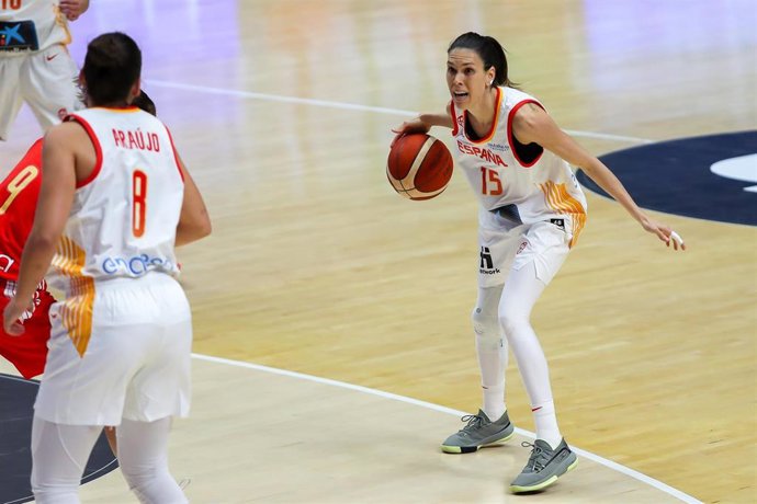 Anna Cruz, en un partido con la selección española femenina de baloncesto