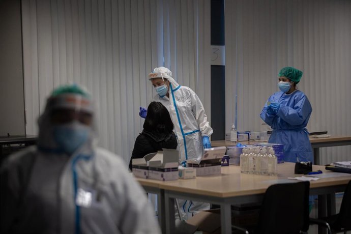 Una mujer recibe una prueba PCR en un dispositivo de cribados masivos en el barrio del Raval, en Barcelona (España), a 7 de diciembre de 2020. 