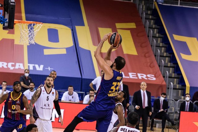 Nikola Mirotic of Fc Barcelona shoot to basket during the Turkish Airlines EuroLeague match between Fc Barcelona and AX Armani Exchange Milan at Palau Blaugrana on December 11, 2020 in Barcelona, Spain.