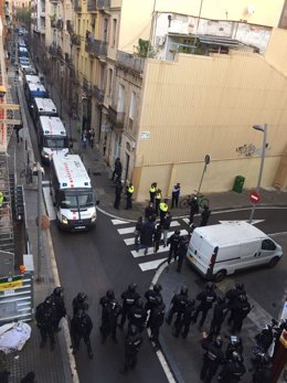 Desahucio de cuatro familias vulnerables en el barrio de Sants