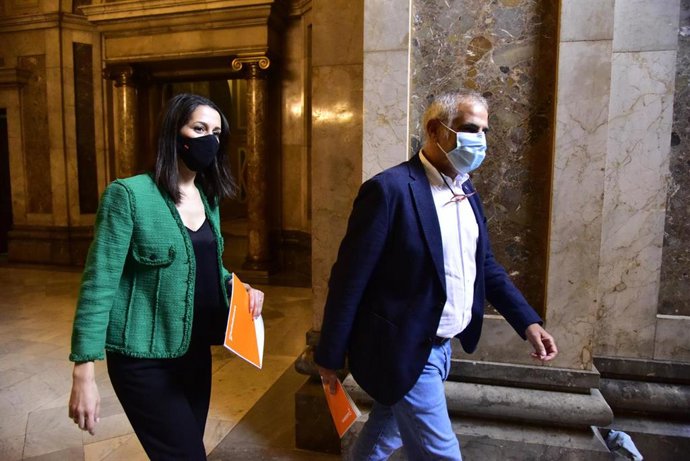 La presidenta de Ciudadanos, Inés Arrimadas, junto al presidente del grupo parlamentario de Cs en el Parlament de Cataluña, Carlos Carrizosa.