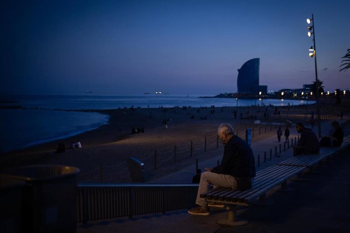 Un hombre sentado en un banco delante de la playa y el Hotel W Barcelona, en Barcelona, Catalunya (España), a 16 de noviembre de 2020. El turismo internacional se desplomó este verano debido como consecuencia del coronavirus. Además, el pasado 15 de oct