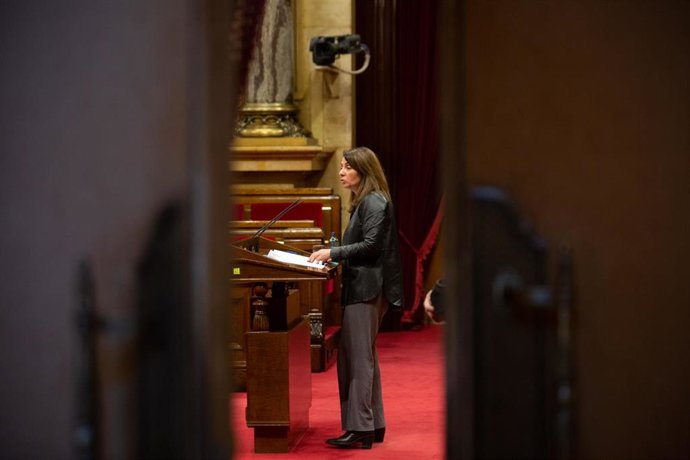 La consellera de Presidencia y portavoz del Govern, Meritxell Budó interviene durante una sesión plenaria en el Parlament de Catalunya, en Barcelona, Catalunya, a 15 de diciembre de 2020. 