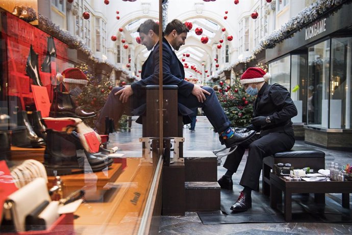 15 December 2020, England, London: A man has his shoes shined at Burlington Arcade in London before the city moves into the highest tier of coronavirus restrictions from Wednesday as a result of soaring case rates. Photo: Kirsty O'connor/PA Wire/dpa