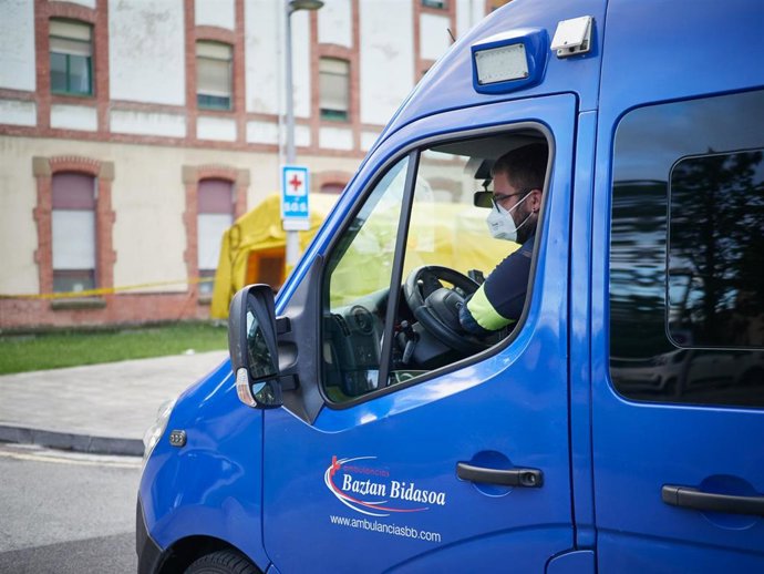 Una ambulancia del 112 entra en el Complejo Hospitalario de Navarra durante la pandemia de Covid-19 