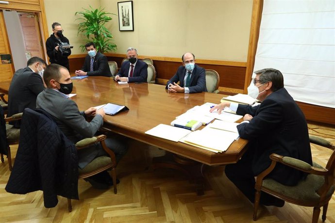 El vicepresidente de Aragón, Arturo Aliaga, se reúne con el consejero delegado de Enagás, Marcelino Oreja.