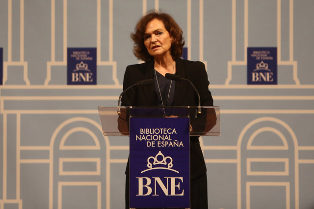 La vicepresidenta primera del Gobierno, Carmen Calvo, interviene durante la inauguración de la exposición "Concepción Arenal: la pasión humanista 1820-1893", en la Biblioteca Nacional, en Madrid