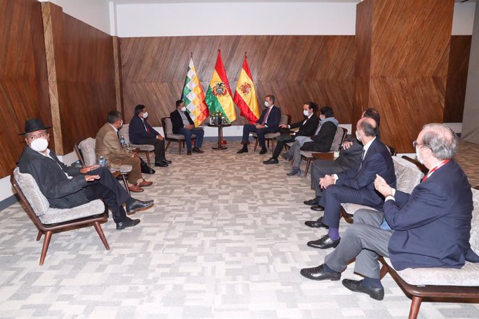 El Rey Felipe VI (derecha), junto al presidente electo de Bolivia (izquierda) Luis Arce, durante su visita al país latinoamericano para asistir a su toma de posesión como nuevo mandatario, en La Paz (Bolivia), a 8 de noviembre de 2020. Para esta visita,