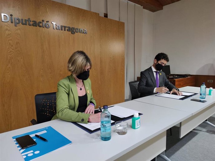El conseller de Territorio y Sostenibilidad, Dami Calvet, y la presidenta de la Diputación de Tarragona, Noemí Llauradó.