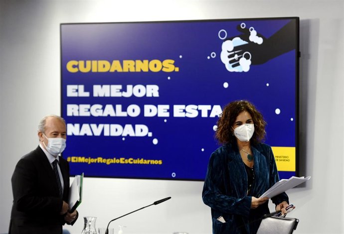 La ministra portavoz y de Hacienda, María Jesús Montero (d), y el ministro de Justicia, Juan Carlos Campo (i), se disponen a comparecer en rueda de prensa posterior al Consejo de Ministros celebrado en Moncloa, en Madrid (España), a 15 de diciembre de 2
