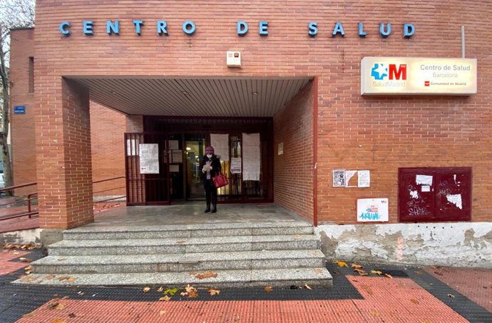 Una mujer sale del centro de salud de la ZBS de Barcelona, en Móstoles