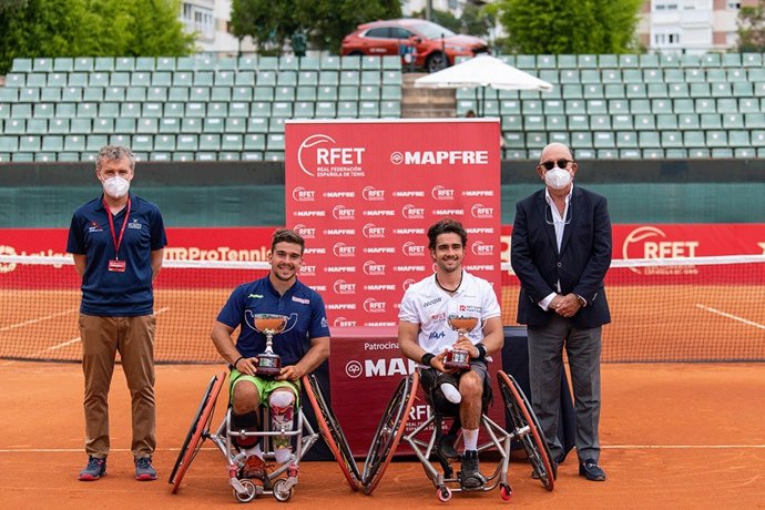 Martín de la Puente y Daniel Caverzaschi tras una prueba de la Liga Mapfre de tenis en silla en Barcelona