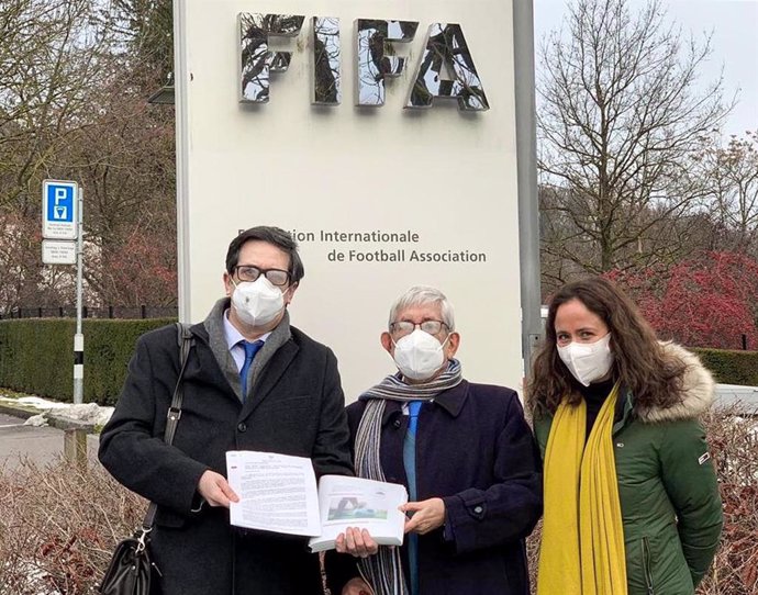 Representantes de la Federación vasca de Fútbol ante la sede de la FIFA
