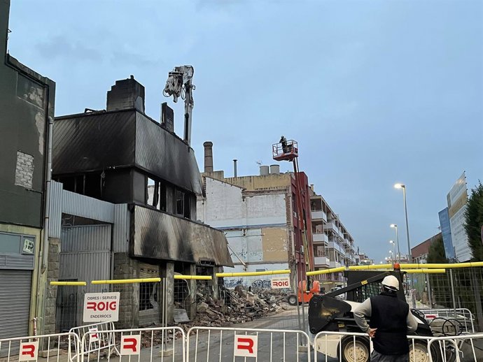 La nau incendiada a Badalona (Barcelona) est sent derrocada per una empresa especialitzada, el 14 de desembre de 2020.