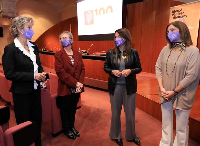 La consellera de la Presidencia, Meritxell Budó; la presidenta del ICD, Laura Martínez; la directora de l'Observatori Dona, Empresa i Economia de la Cámara de Barcelona, Anna Mercadé, y Mar Plach, hija de Merc Pniker.