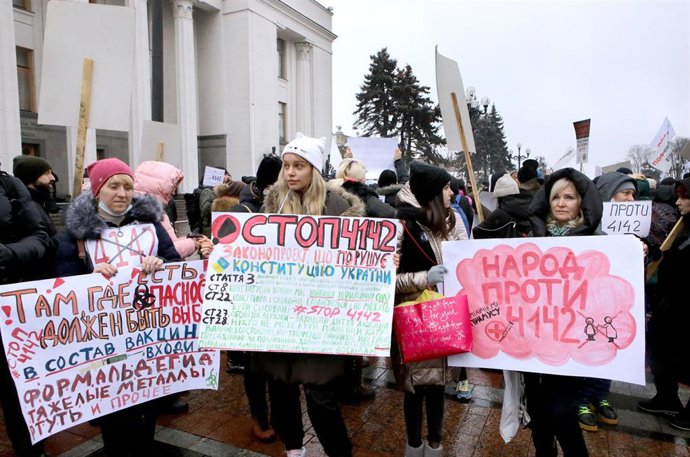 Una manifestación antivacunas en Kiev, la capital de Ucrania, durante la pandemia de COVID-19. 