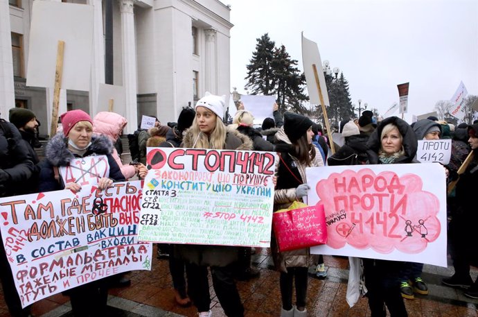 02 December 2020, Ukraine, Kiev: People protest in front of the Ukrainian parliament against possible mandatory vaccination. Photo: -/Ukrinform/dpa