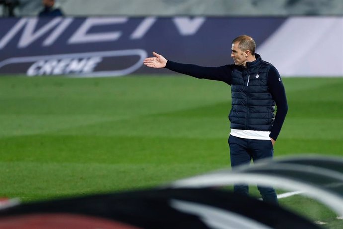 Gaizka Garitano da instrucciones durante el Real Madrid-Athletic Club de LaLiga Santander 2020-2021