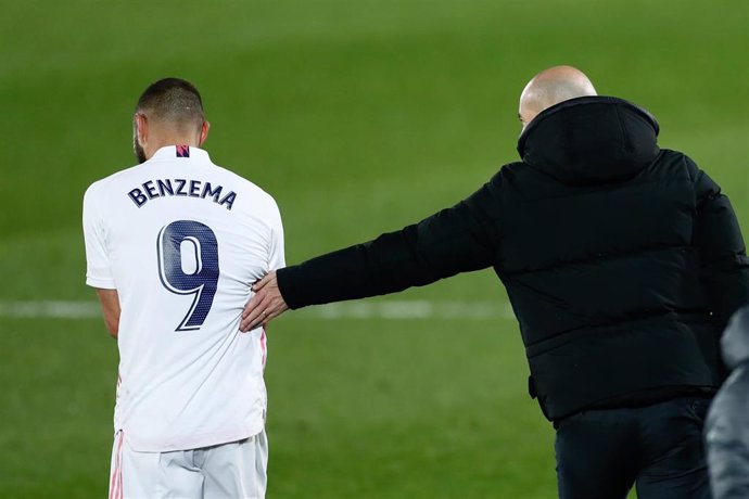 Karim Benzema recibe instrucciones de Zinédine Zidane en la victoria ante el Athletic Club