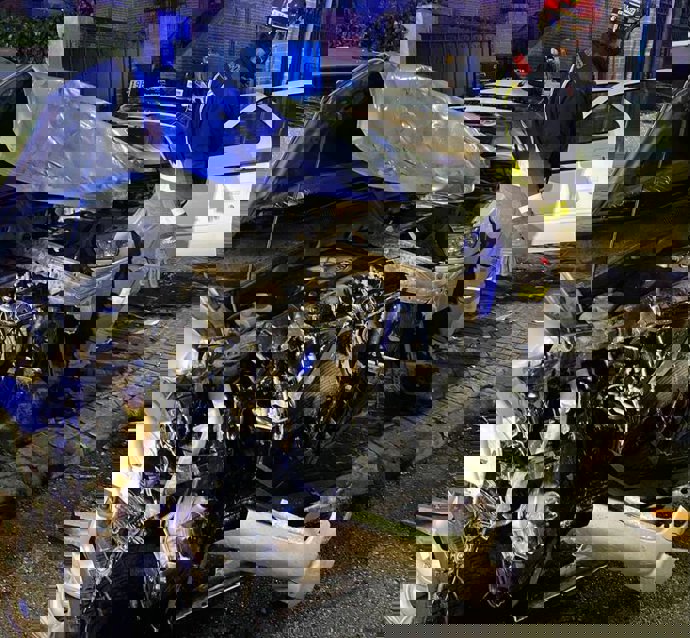 Un joven herido grave y dos personas leves en una colisión de dos turismos en Pozuelo de Alarcón