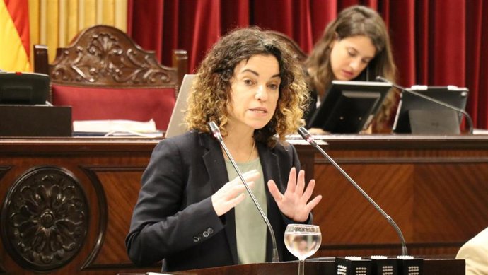La consellera de Hacienda y Relaciones Exteriores, Rosario Sánchez, ante el pleno del Parlament.