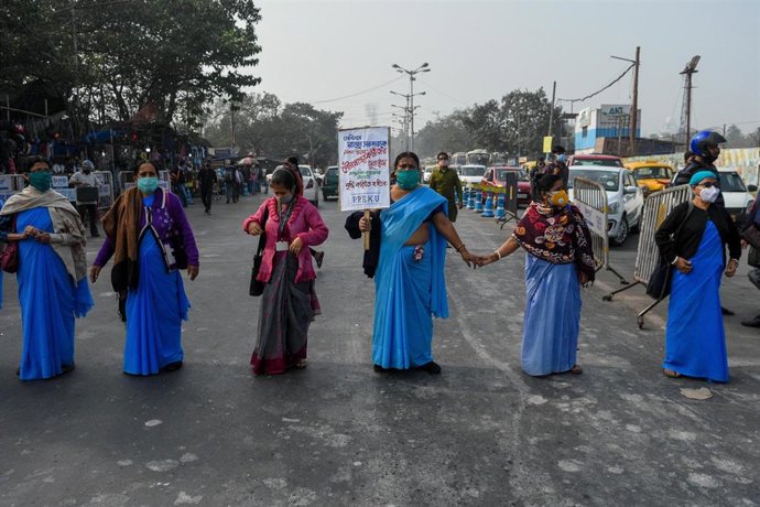 Trabajadoras sanitarias participan en una protesta en India para pedir mejores condiciones en el contexto de la pandemia del coronavirus.