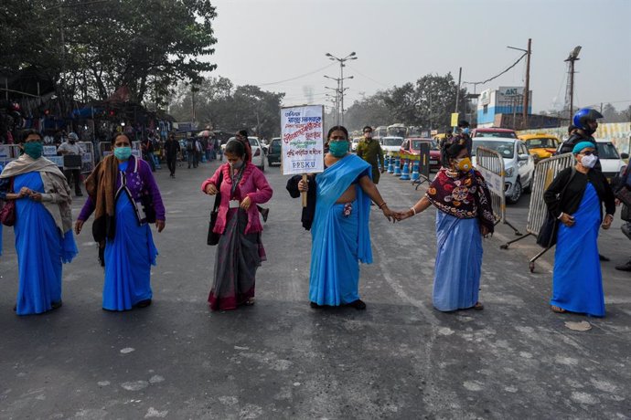 11 December 2020, India, Kolkata: Municipal health workers take part in a protest against non-payment of salaries of the front-line health workers who have been serving during the battle against coronavirus (COVID-19). Photo: Debarchan Chatterjee/ZUMA W
