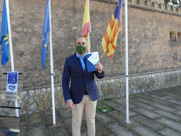 El concejal de Cs Andratx, Ángel Hoyos, sostiene un ejemplar de la Constitución.