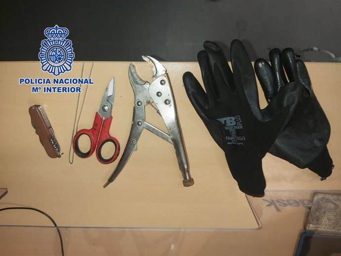 Nota Prensa: "La Policía Nacional Detiene A Una Persona Que Accedió De Madrugada Y Por La Fuerza A Un Establecimiento Comercial"