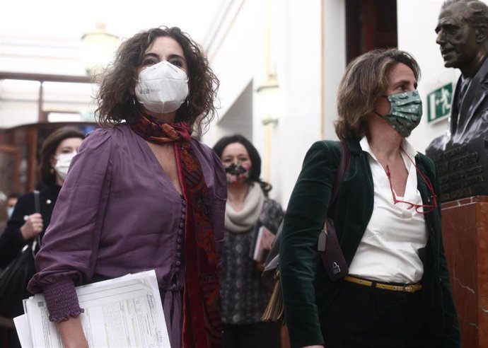 La vicepresidenta Teresa Ribera con la portavoz del Gobierno y ministra de Hacienda, María Jesús Montero, en el Congreso 