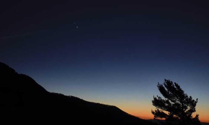 Saturno, arriba y Júpiter abajo, se ven después de la puesta del sol desde el Parque Nacional Shenandoah, el domingo 13 de diciembre de 2020, en Luray, Virginia. Su acercamiento será progresivo hasta el 21 de diciembre.