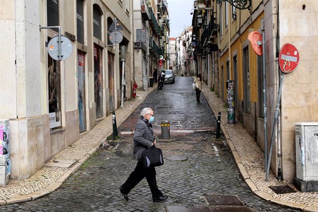 Un hombre con mascarilla pasea por Lisboa