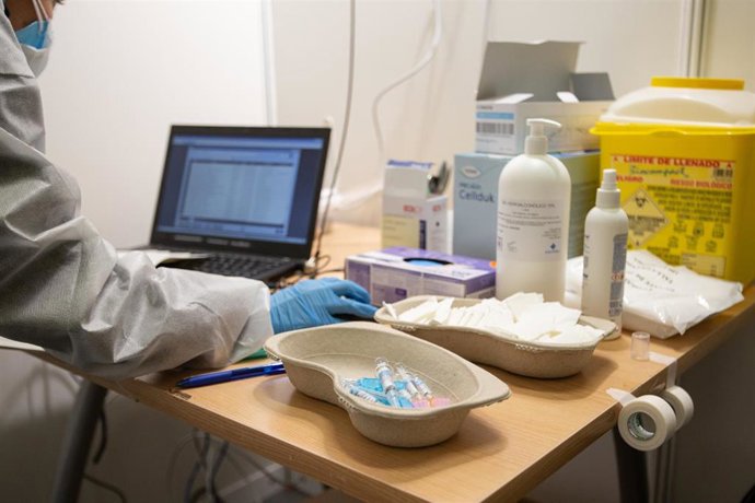 Un enfermero trabaja en el recinto donde durante de vacunación en Vitoria